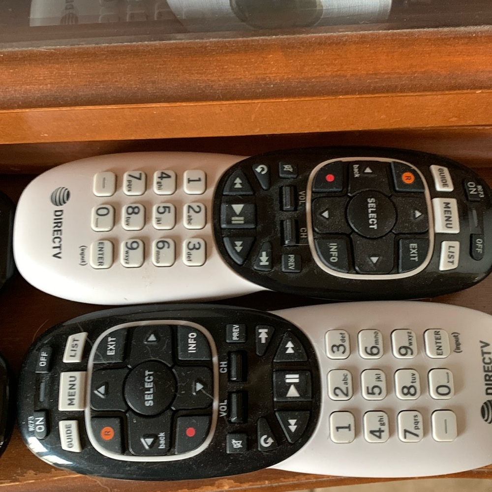 Direct tv remotes (4)
